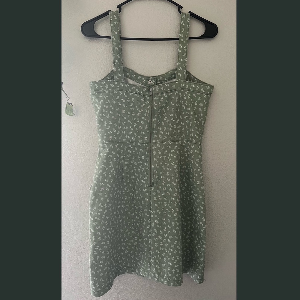 Simple Dress - Picture 2 of 3